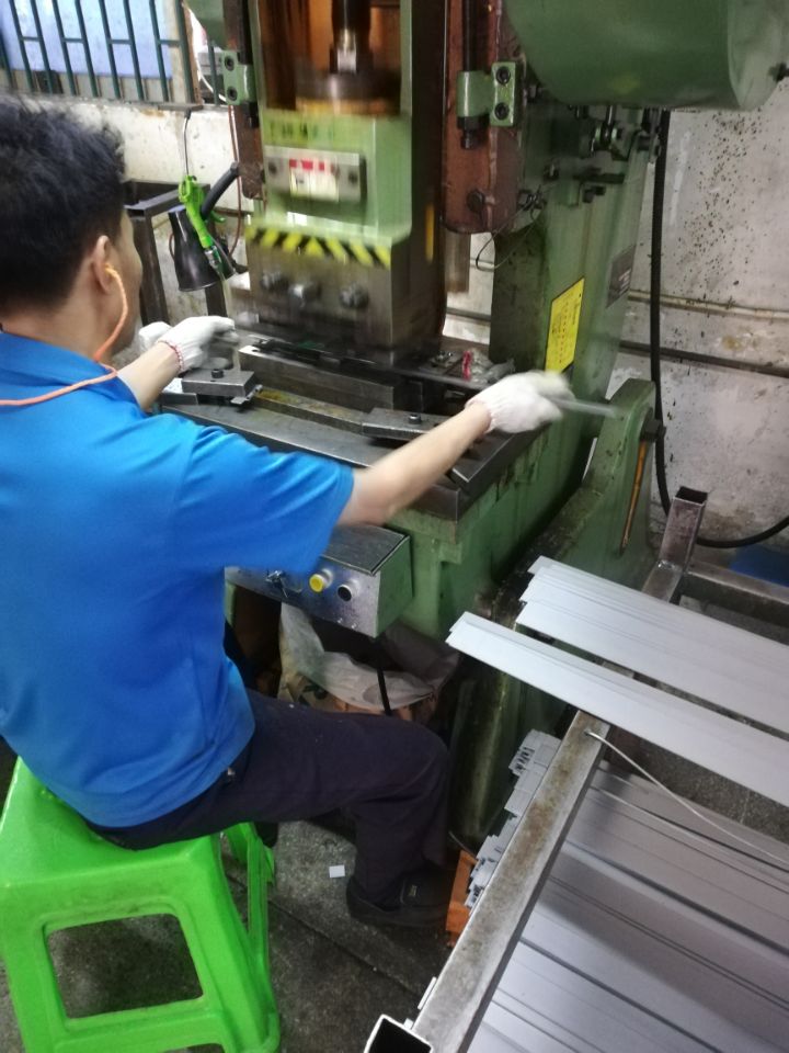 沖壓長合頁.jpg 沖壓長合頁.jpg