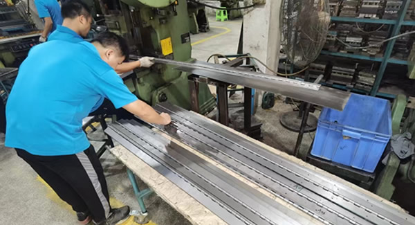 合頁(yè)的平直順，穩(wěn)定與和諧的象征|廣有五金&東莞合頁(yè)